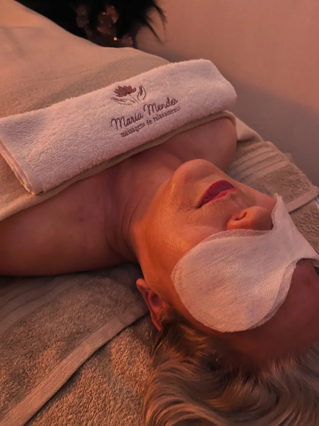 Tratamento facial à luz quente com toalha bordada Maria Mendes