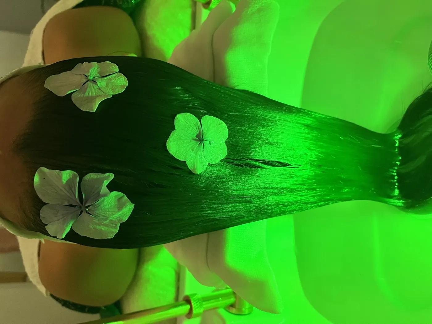 Cuidado de rosto com produtos aplicados pela terapeuta