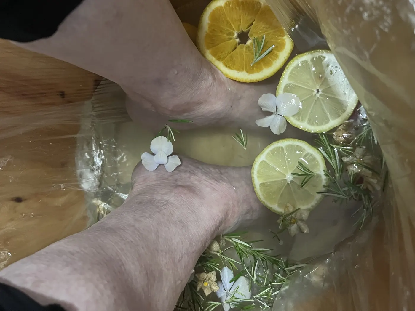 Aplicação de máscara facial num ambiente sereno